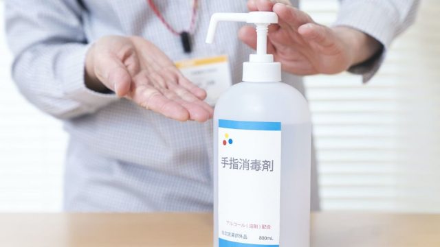 消毒している男性